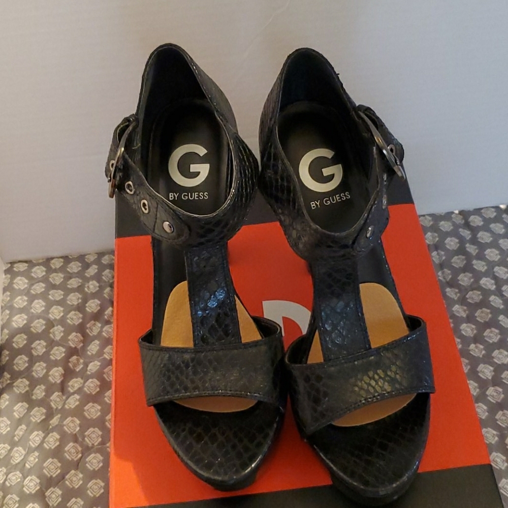 G by guess Pumps